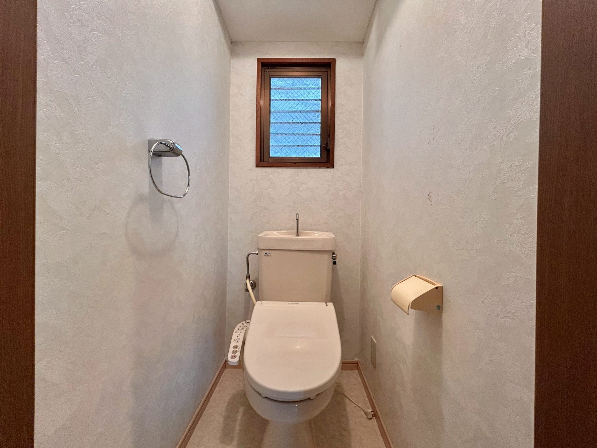 住吉山手八丁目戸建のトイレ|窓付きトイレでございます。