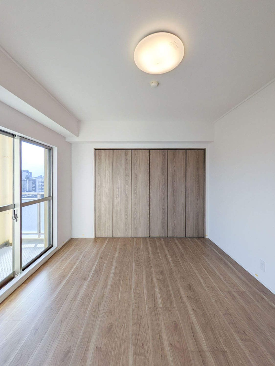 甲南コーポラスの洋室|洋室約7.4帖は南側に面して陽当たりが良く、お部屋から眺望が望めます