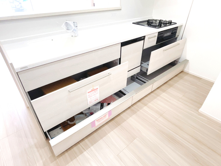上岩瀬（全12区画）5号棟 キッチン：トクラスの人造大理石は、カウンターから排水部分までのつなぎ目がとても滑らか。日々のお掃除も簡単で、キッチンの清潔感を保つことができます。