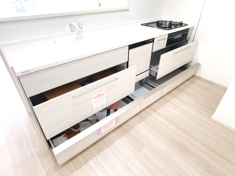 上岩瀬（全12区画）5号棟 キッチン：トクラスの人造大理石は、カウンターから排水部分までのつなぎ目がとても滑らか。日々のお掃除も簡単で、キッチンの清潔感を保つことができます。