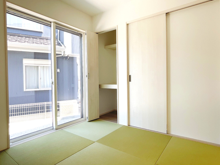 上岩瀬（全12区画）5号棟 和室：「健やかおもて」は抗菌仕様且つ、表面が削れにくい為ささくれや毛羽立ちもごくわずか。家族のお昼寝スペースとしても快適にお使い頂けます。