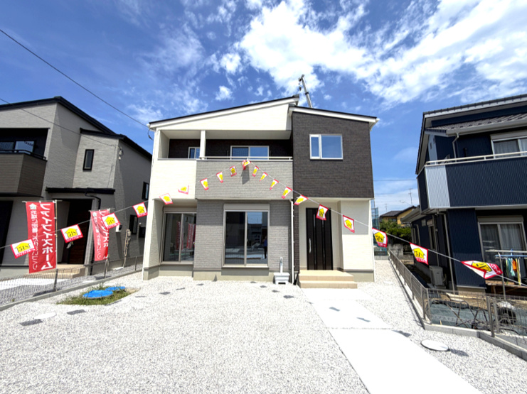 上岩瀬（全12区画）5号棟 　外観：グレーを基調とした外壁にアイボリーとブラウンとしたオシャレな外観。採光や通風にも配慮された快適な住まいです
