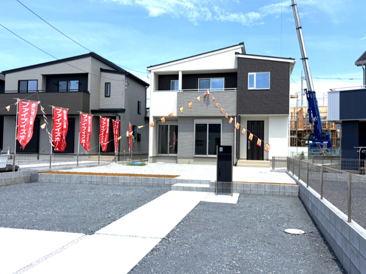 上岩瀬（全12区画）5号棟 　外観:グレーを基調とした外壁に―をアイボリーとブラウンとしたオシャレな外観。採光や通風にも配慮された快適な住まいです
