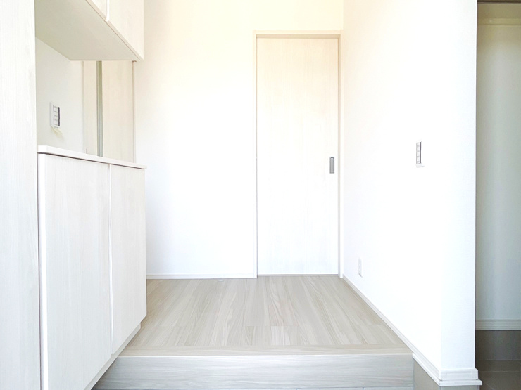 上岩瀬（全12区画）5号棟 玄関：背の高いシューズボックス付き。置き場所に困る長靴やブーツ、高さのある女性用パンプスもらくらく仕舞うことが出来ます。