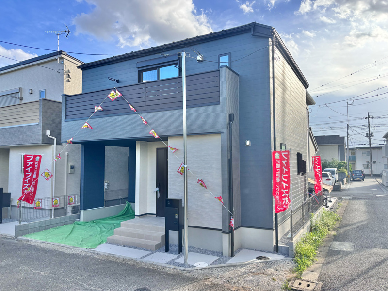 さいたま市緑区道祖土２丁目２区画１号棟　シックなネイビー×ホワイトのスタイリッシュな外観！街並みに映えるモダンな住まいです