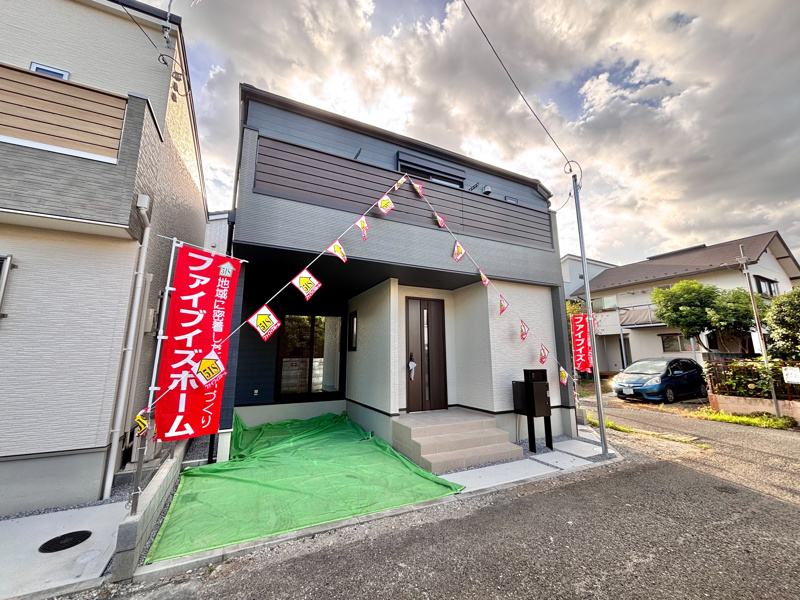 道祖土２丁目2区画1号棟　シックなネイビー×ホワイトのスタイリッシュな外観！街並みに映えるモダンな住まいです
