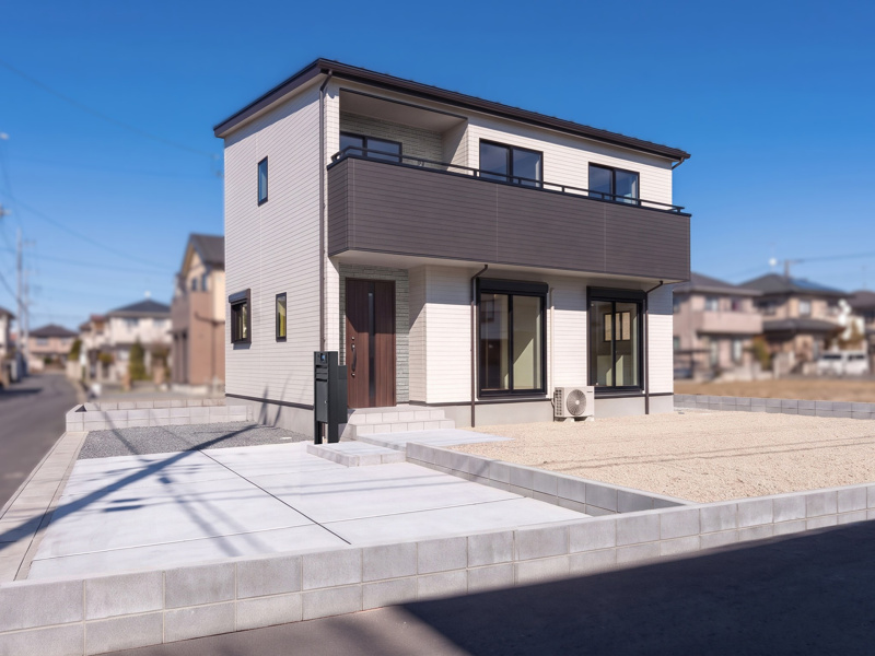 【１号棟　外観パース】周囲の景観に馴染みやすいホワイト×ビターブラウンの外観は、落ち着いた温かみのある印象を与えてくれます。（※完成イメージ画像）