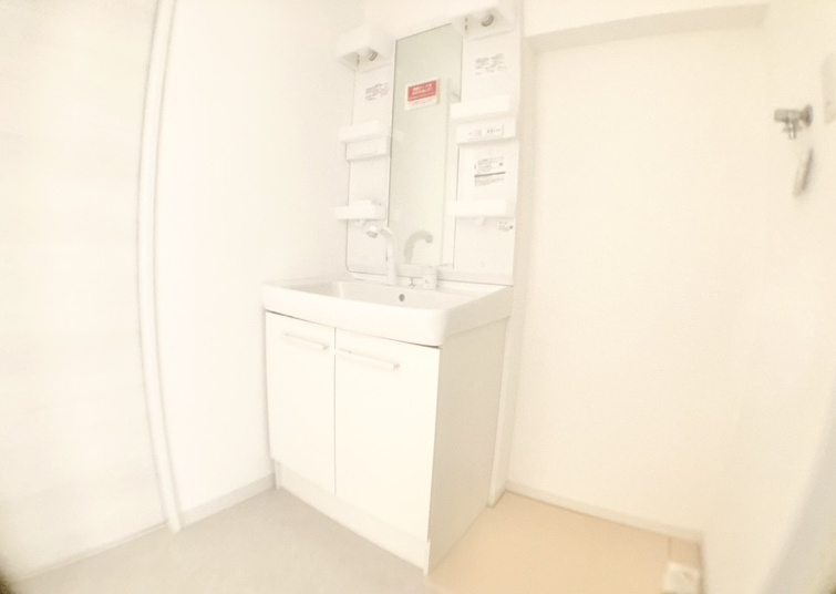 グレイスハイツ本山南町のランドリースペース|洗面台横にランドリーコーナーもゆったり。ドラム式も置ける余裕がございます。