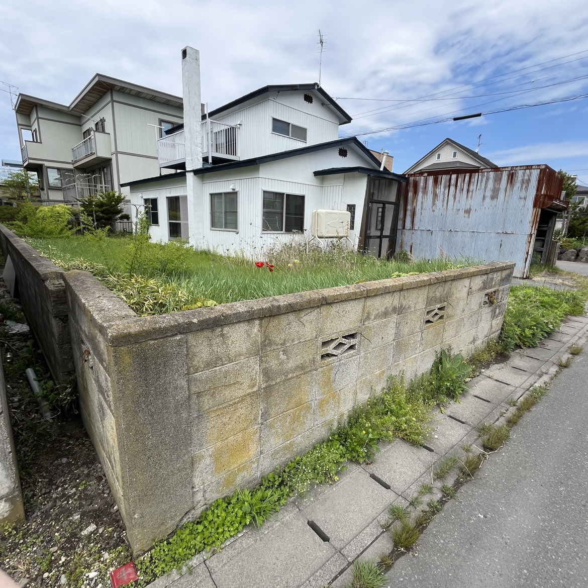 伊達市館山下町3-34　中古住宅の前面道路含む現地写真