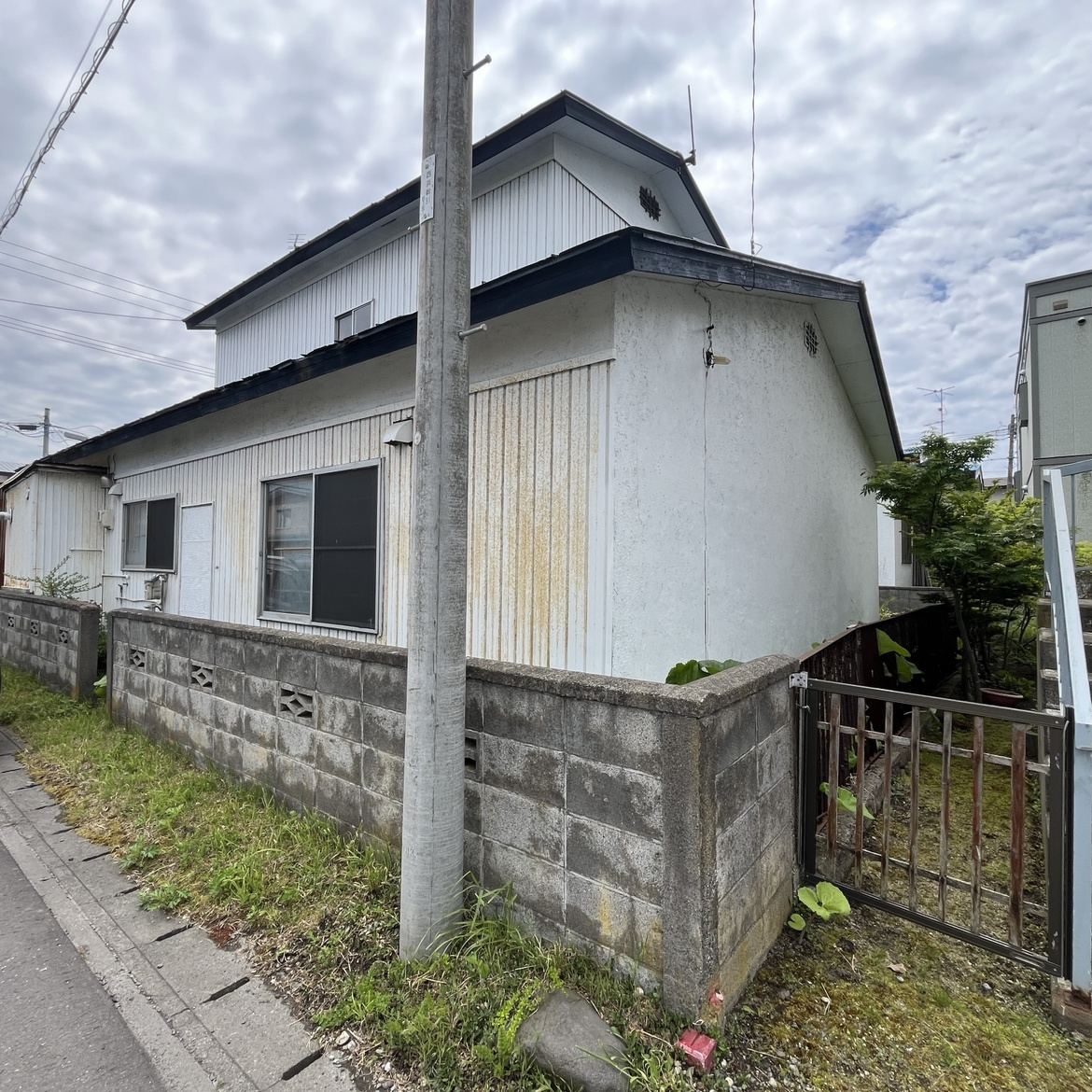 伊達市館山下町3-34　中古住宅の前面道路含む現地写真