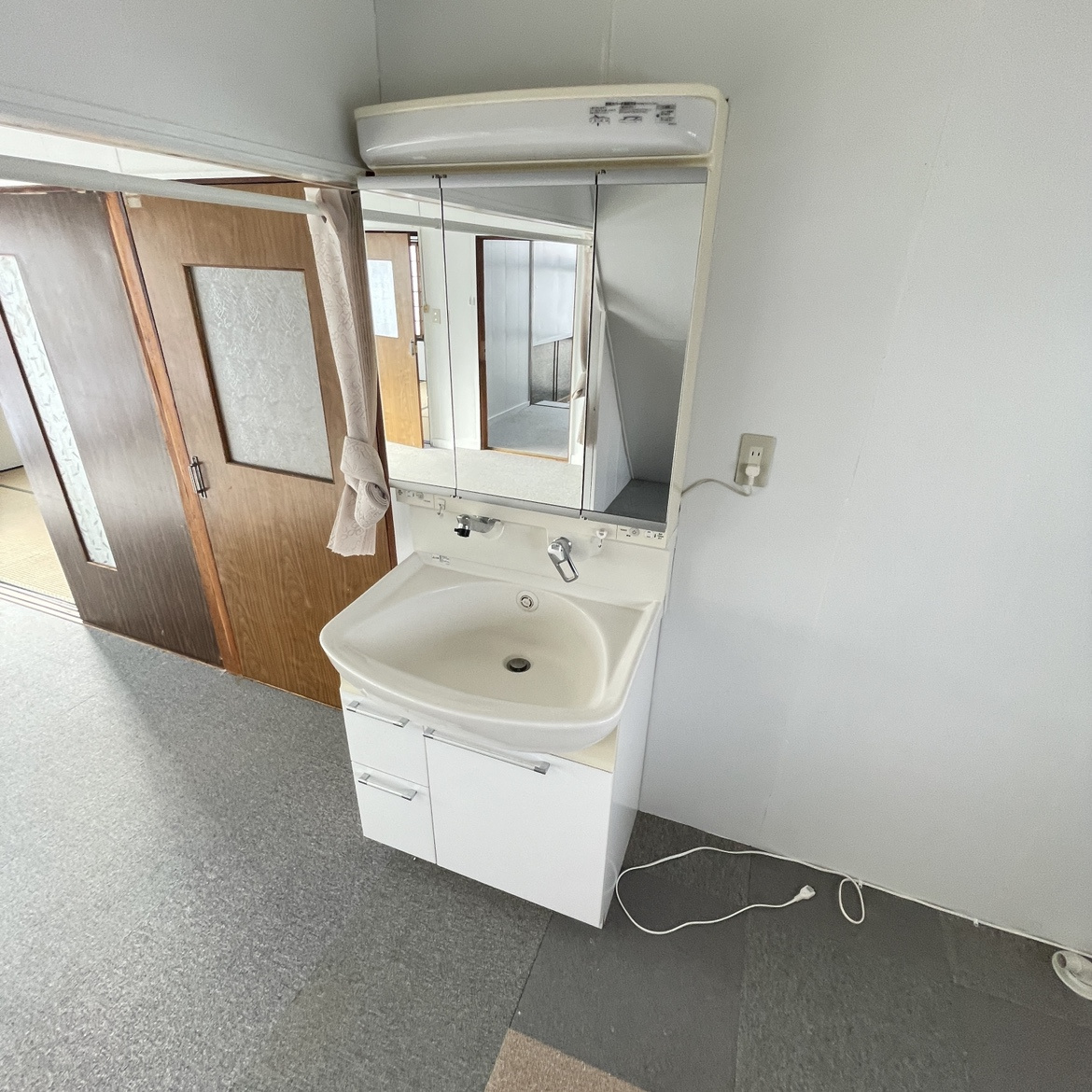 伊達市館山下町3-34　中古住宅の独立洗面台