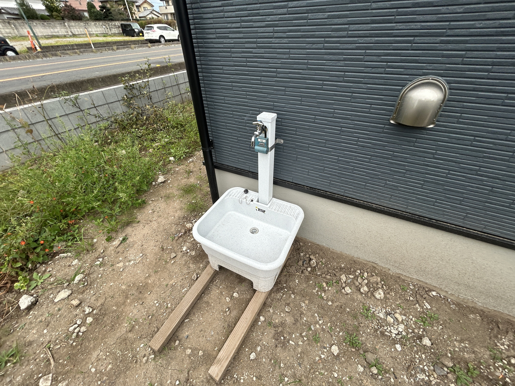 高崎市引間町　新築住宅全2区画の設備|お庭には、立水栓があるのでお子様のお庭遊び後もすぐに手洗いが可能です♪						
						
