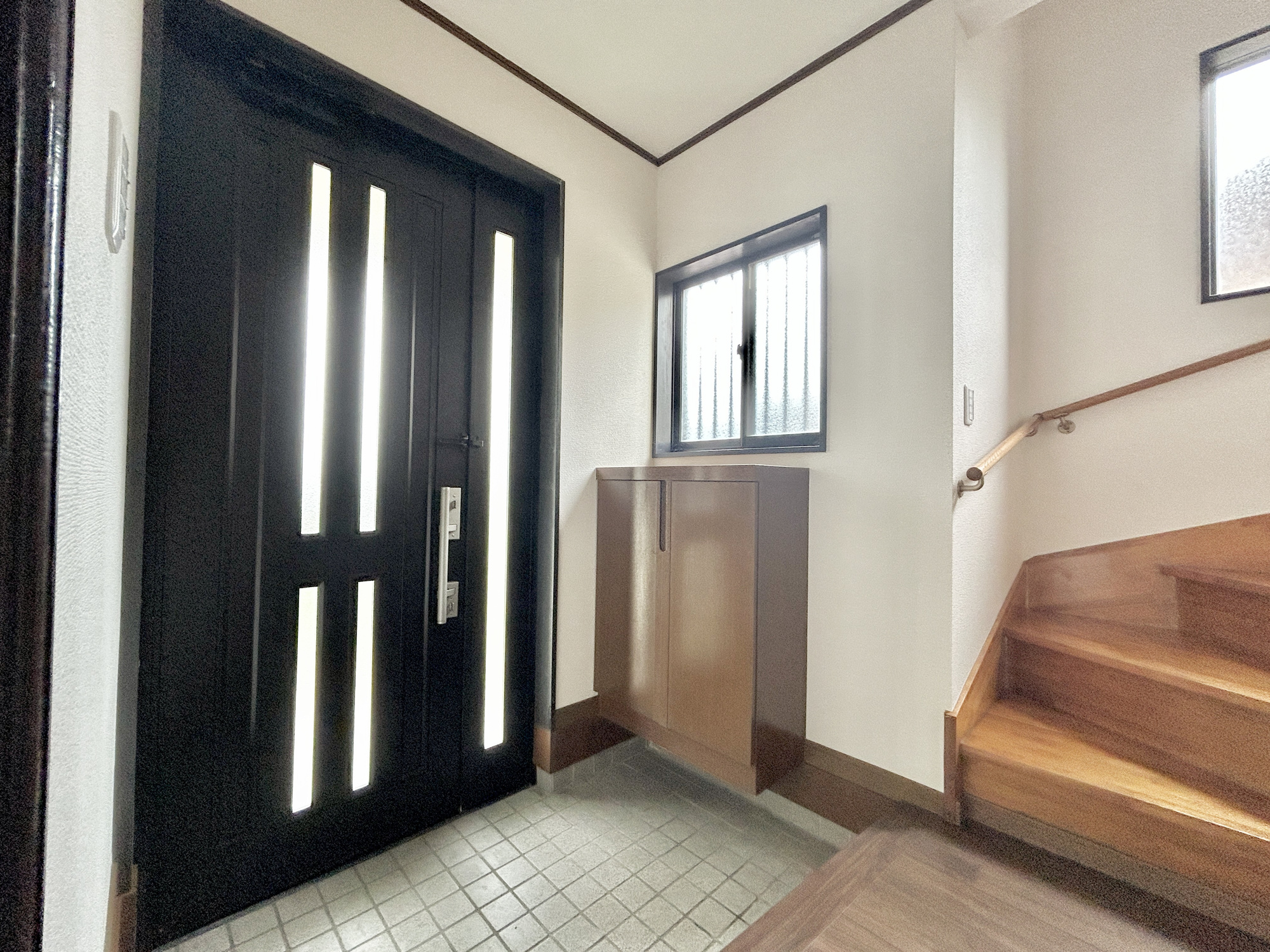高崎市新後閑町1期　中古物件の内装|住まう人も来客も入った時にワクワクさせてくれるオシャレな玄関♪
収納もたっぷりあるので、靴がたくさんあっても安心！
気持ちの良い朝は、毎日ここからスタートしていきます♪