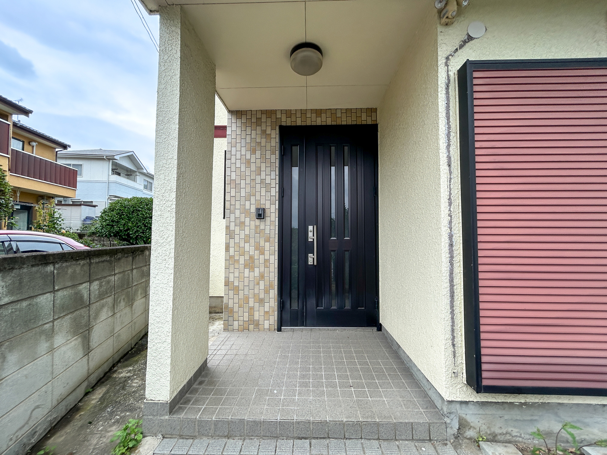 高崎市新後閑町1期　中古物件の玄関|玄関上は屋根があるので雨の心配いらず♪