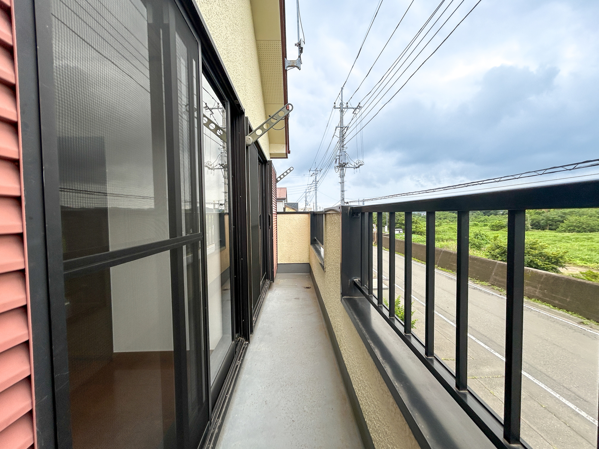 高崎市新後閑町1期　中古物件のバルコニー|開放的なバルコニーは見晴らしもよく、太陽の温かな温もりをめいっぱい受け止めてくれます。太陽の光と爽やかな風を受けたお洗濯物はあっという間に乾き、取りこむ時には太陽の匂いを感じられそうですね。