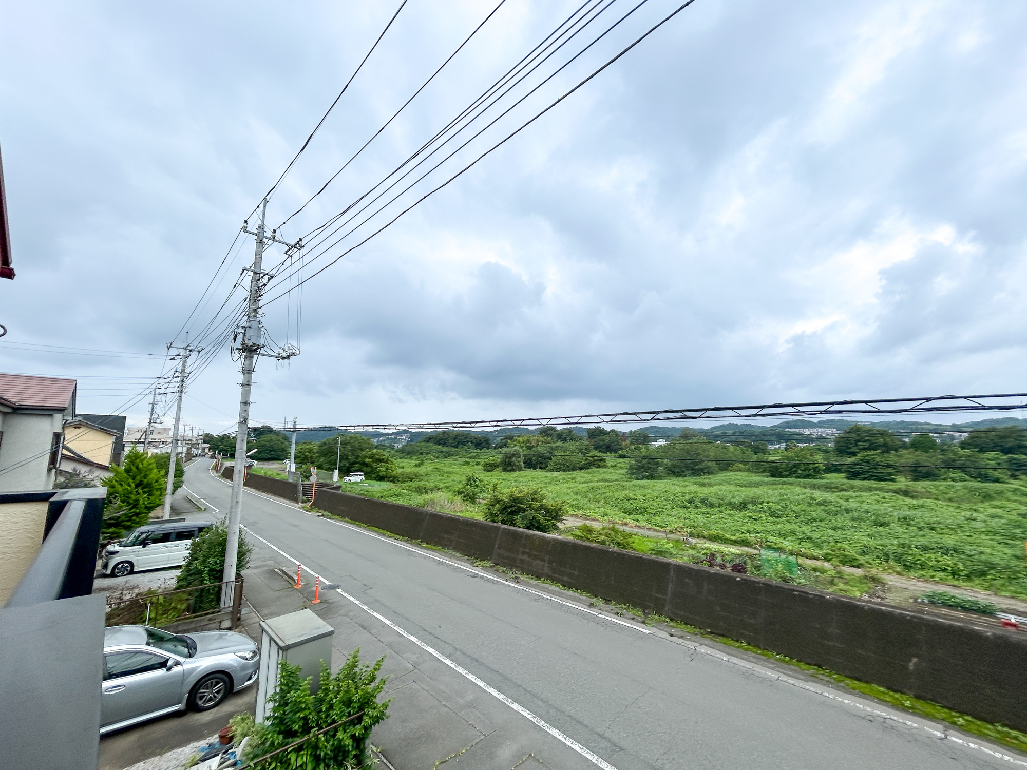 高崎市新後閑町1期　中古物件の前面道路含む現地写真|低層の一戸建てを中心とした街並みが整然と続き、周辺は高い建物が建っていないので、採光や開放性に恵まれ、空が広く緑の多い閑静な趣を感じる環境です。

