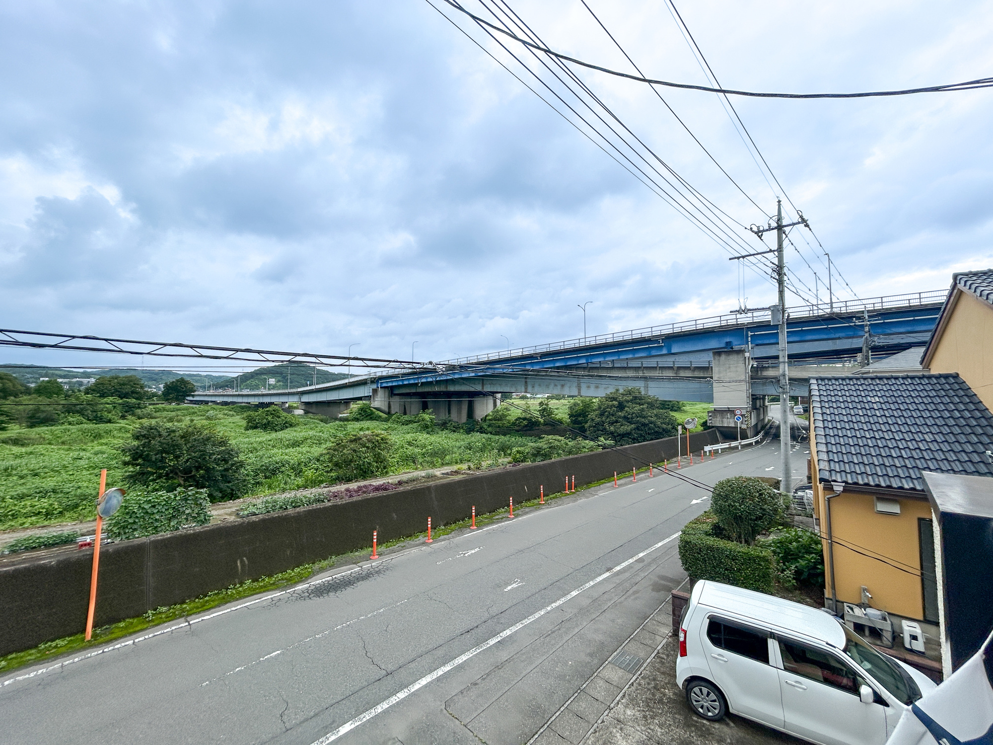 高崎市新後閑町1期　中古物件の前面道路含む現地写真|閑静な住宅地で子育て家族にピッタリ。毎日のお散歩も快適な緑に恵まれたエリアで、自然に包まれた穏やかな暮らしを実現するための、ゆとりある住環境が整っています。

