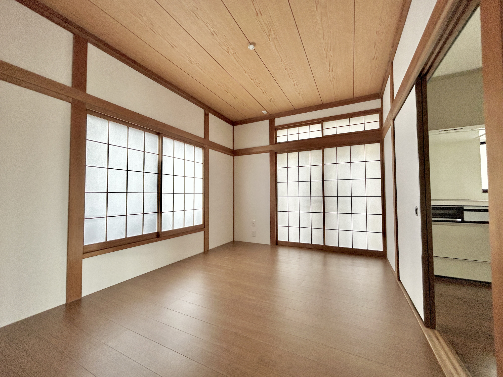 高崎市新後閑町1期　中古物件の洋室|LDKと隣接した洋室。
リビングから目が届く場所なので、お子様の遊び部屋・お昼寝スペースとして使うのもオススメです♪