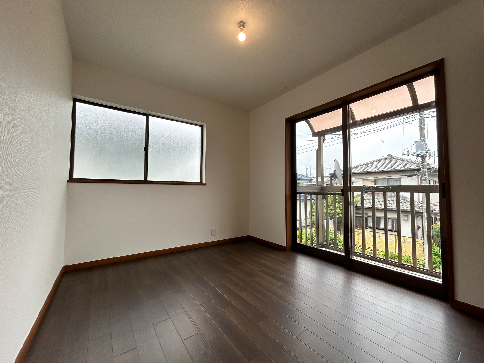 高崎市吉井町1期　中古住宅の寝室|木目のフローリングが暖かみのある室内に。明るい寝室で心地のいい朝を迎えられそう。