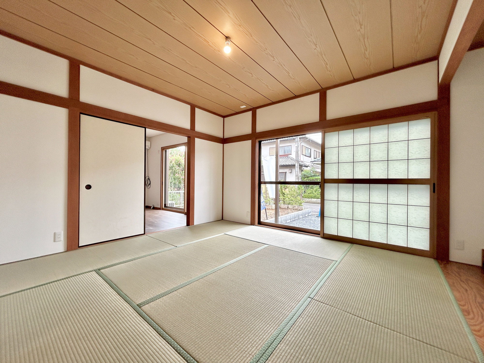 高崎市吉井町1期　中古住宅の和室|大きな窓からたっぷりの日差しが降り注ぐ明るい室内です。気持ちの良い朝日を受けて、目覚めの良い健康的な朝を迎えられそうです。 