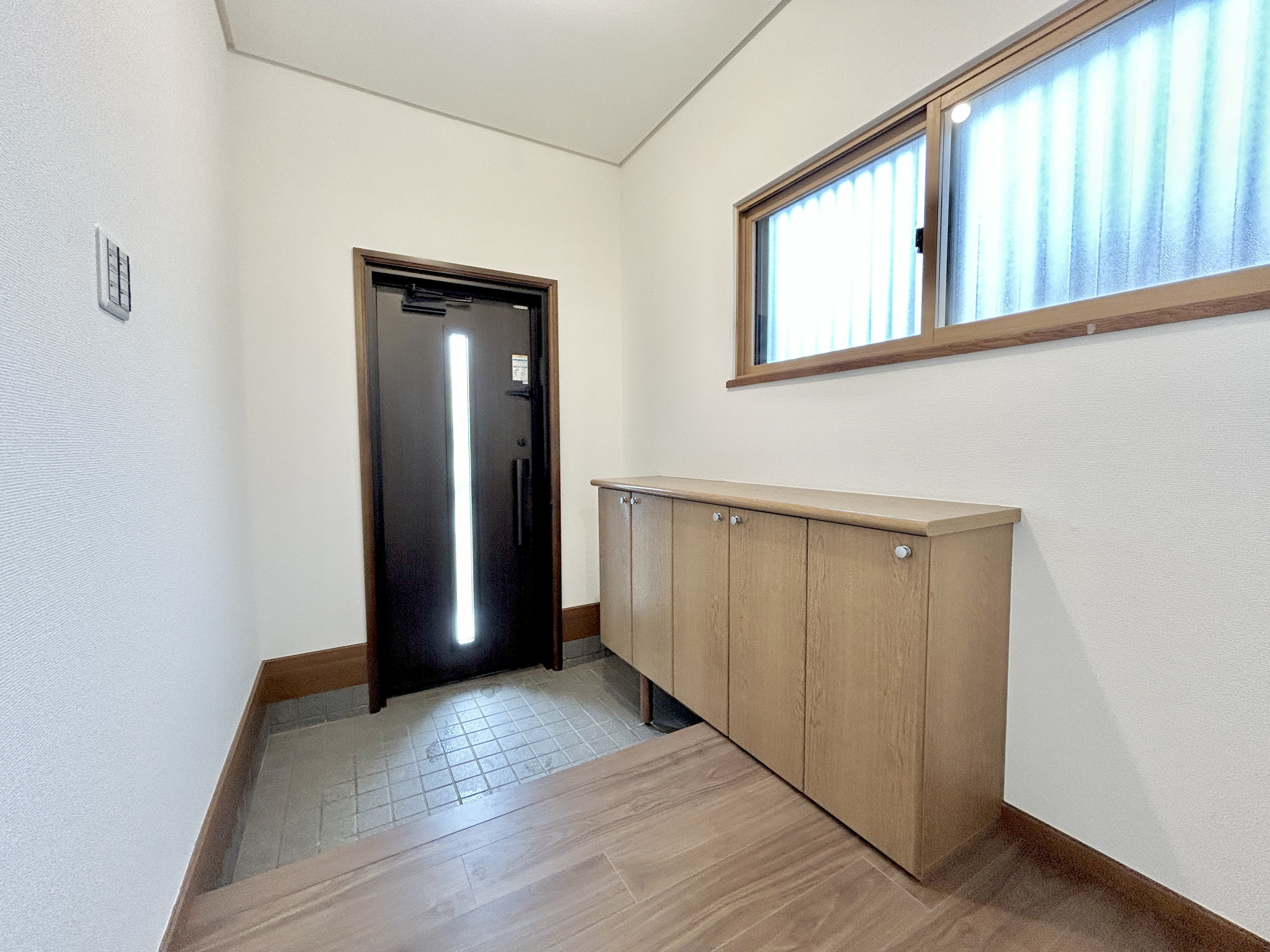 高崎市吉井町1期　中古住宅の内装|玄関収納も完備。空いているスペースには小物やカギを置いておくことができ使い勝手も良いです♪