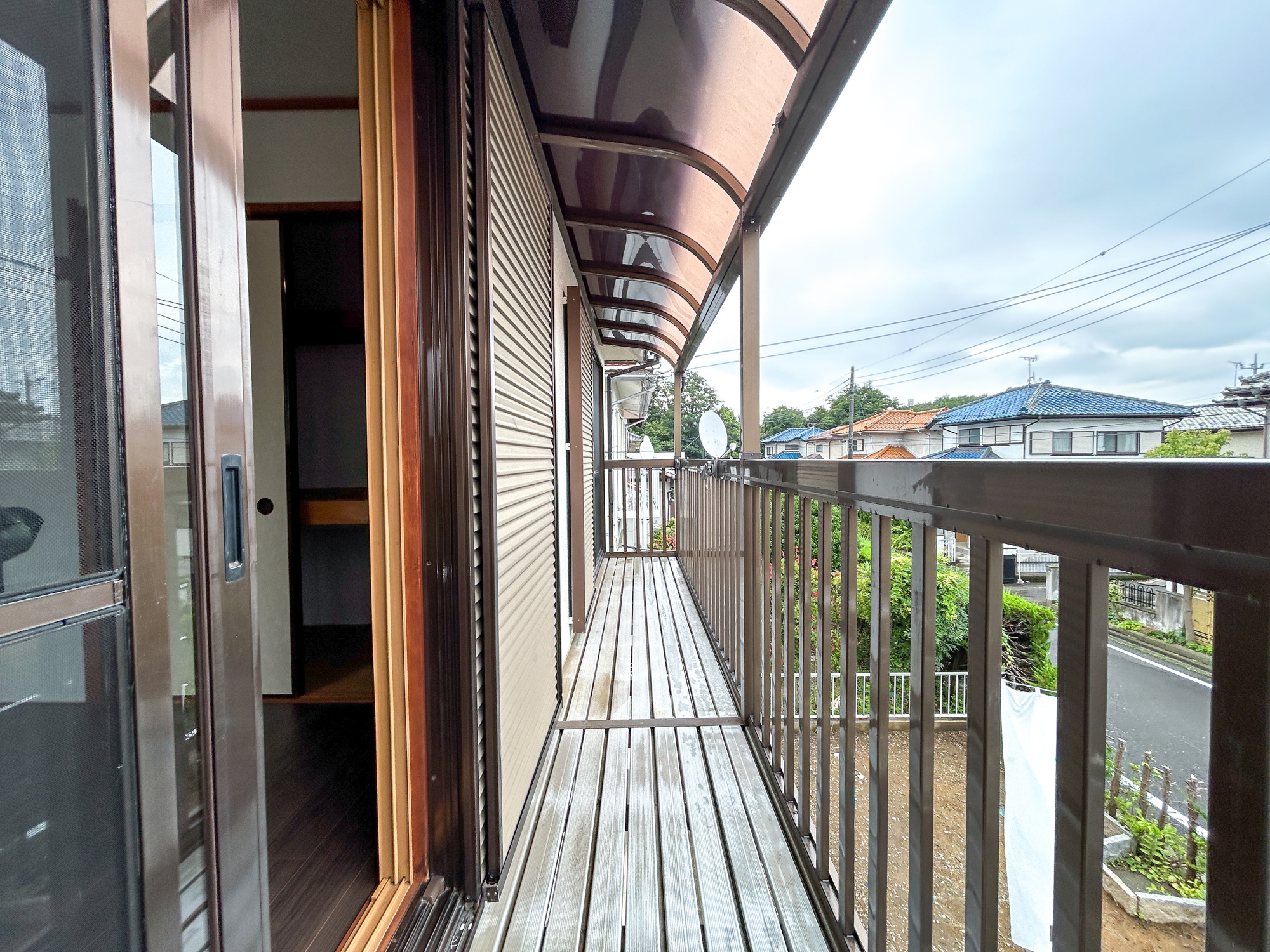高崎市吉井町1期　中古住宅のバルコニー|開放的なバルコニーは見晴らしもよく、太陽の温かな温もりをめいっぱい受け止めてくれます。太陽の光と爽やかな風を受けたお洗濯物はあっという間に乾き、取りこむ時には太陽の匂いを感じられそうですね。