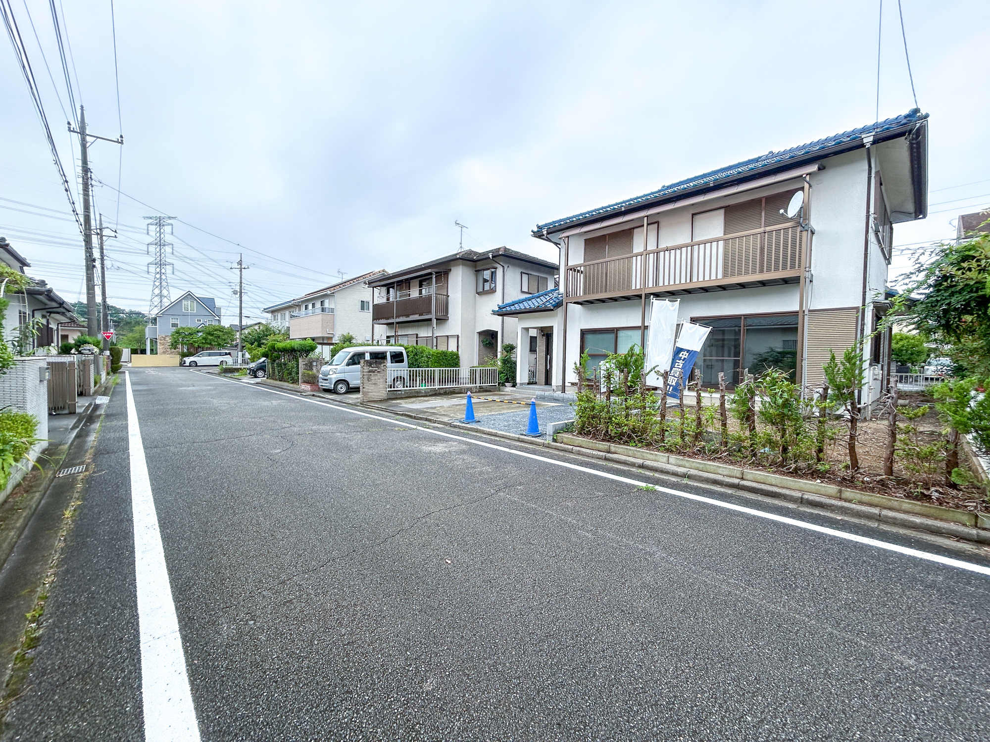 高崎市吉井町1期　中古住宅の前面道路含む現地写真|閑静な住宅地で子育て家族にピッタリ。毎日のお散歩も快適な緑に恵まれたエリアで、自然に包まれた穏やかな暮らしを実現するための、ゆとりある住環境が整っています。

