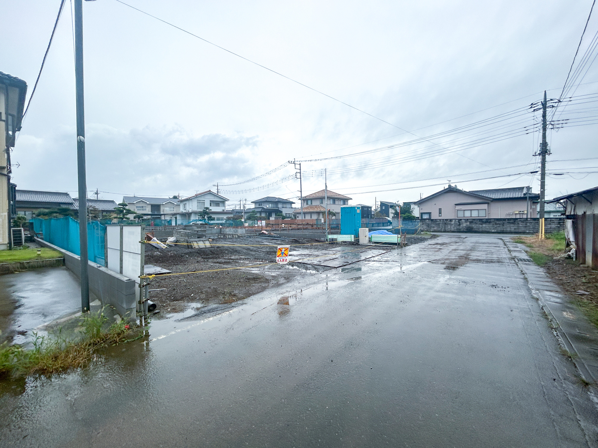 伊勢崎市西久保町3丁目1期　新築住宅全3棟の前面道路含む現地写真|閑静な住宅地で子育て家族にピッタリ。毎日のお散歩も快適な緑に恵まれたエリアで、自然に包まれた穏やかな暮らしを実現するための、ゆとりある住環境が整っています。

