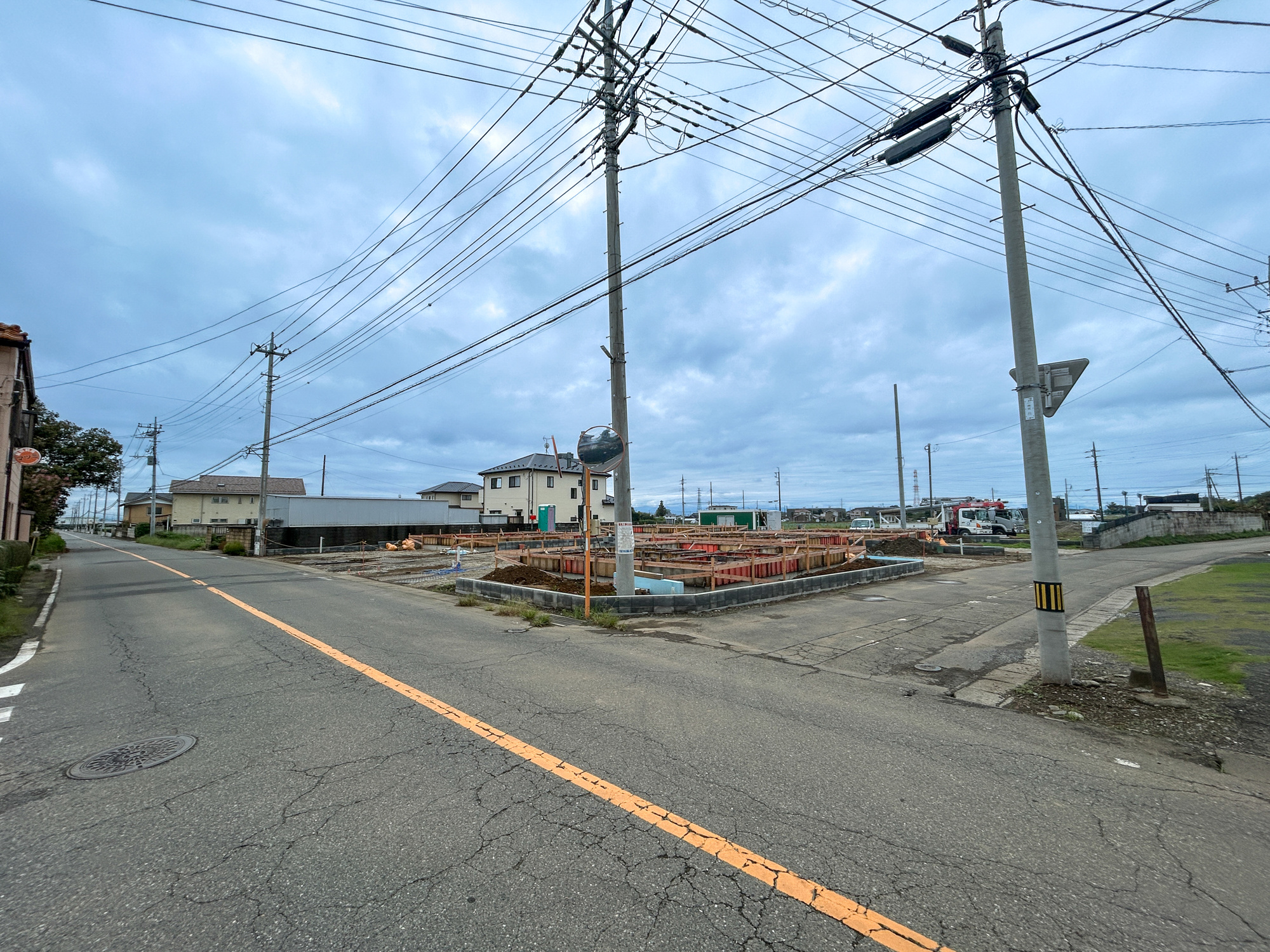 伊勢崎市小泉町第3　新築住宅全5棟の前面道路含む現地写真|低層の一戸建てを中心とした街並みが整然と続き、周辺は高い建物が建っていないので、採光や開放性に恵まれ、空が広く緑の多い閑静な趣を感じる環境です。

