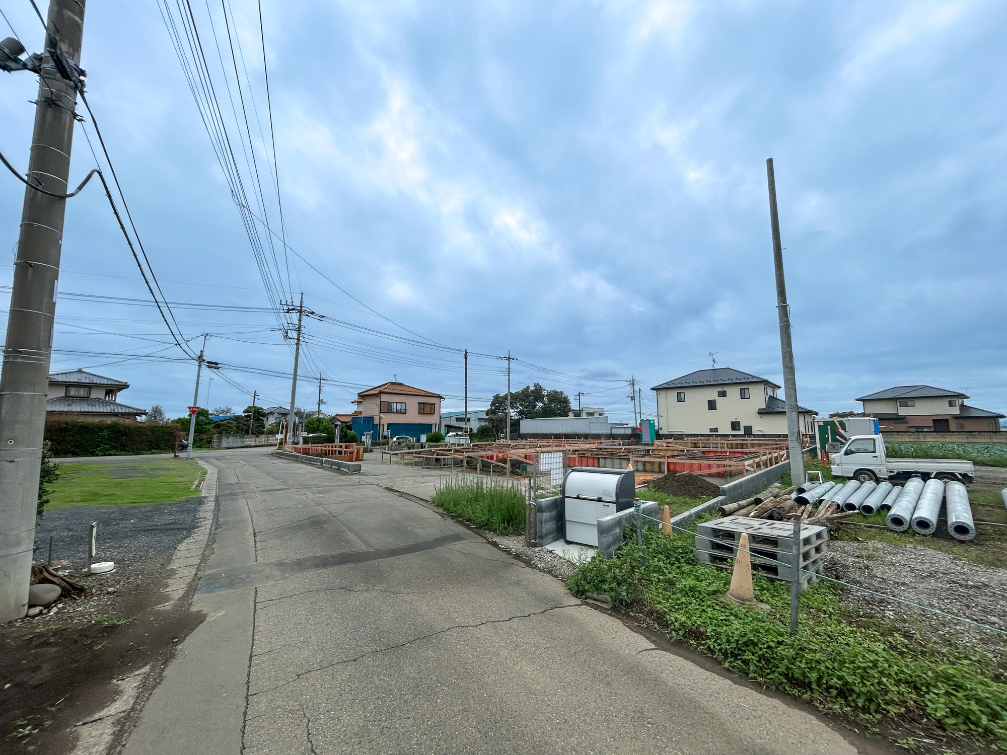 伊勢崎市小泉町第3　新築住宅全5棟の前面道路含む現地写真|低層の一戸建てを中心とした街並みが整然と続き、周辺は高い建物が建っていないので、採光や開放性に恵まれ、空が広く緑の多い閑静な趣を感じる環境です。

