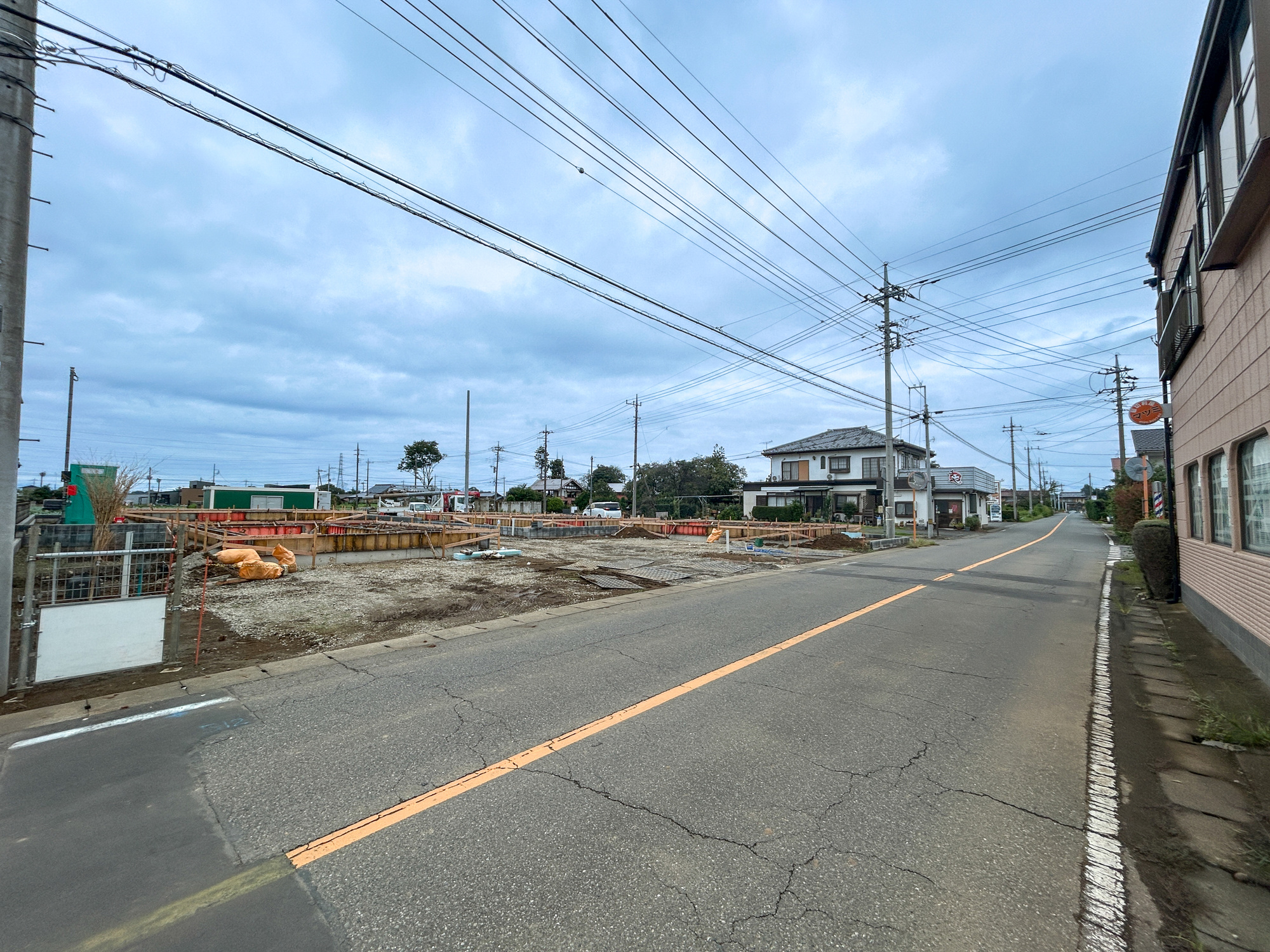 伊勢崎市小泉町第3　新築住宅全5棟の前面道路含む現地写真|閑静な住宅地で子育て家族にピッタリ。毎日のお散歩も快適な緑に恵まれたエリアで、自然に包まれた穏やかな暮らしを実現するための、ゆとりある住環境が整っています。

