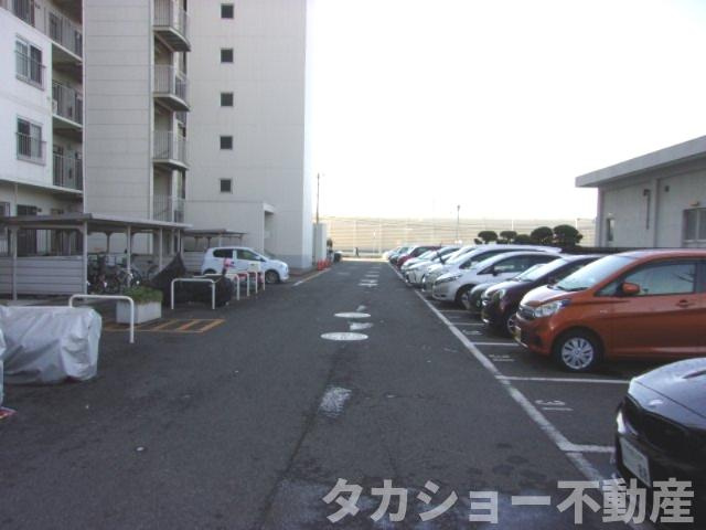稲毛ファミールハイツ　24号棟の駐車場|駐車スペースもあります