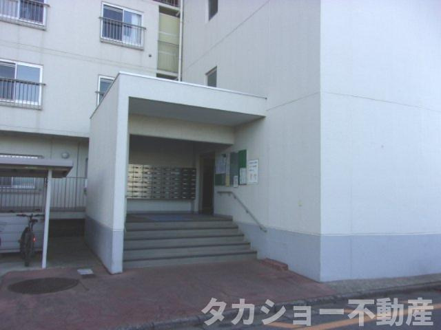 稲毛ファミールハイツ　24号棟のエントランス