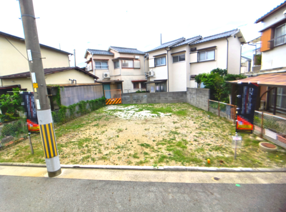 宝塚市安倉南4丁目　土地の外観|平坦な地形と豊かな自然、便利な交通アクセスが調和した、落ち着いた住宅街が広がる魅力的な地域です。
公簿122.76㎡(約37.13坪)の整形地　現況面積：約121㎡(約36坪)
東側道路からの現地です
