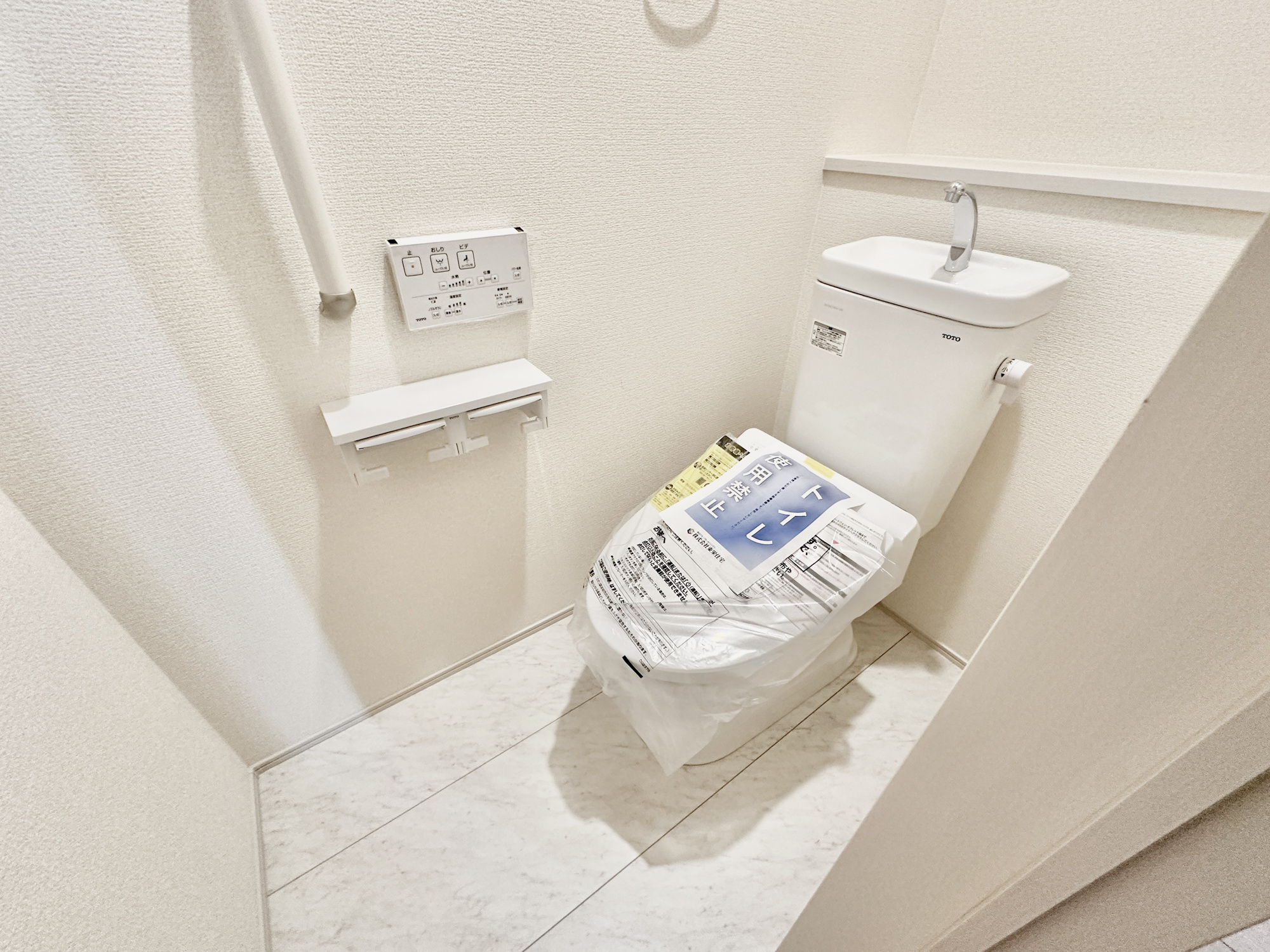宇都宮市江曽島町1268　新築住宅全６棟のトイレ|節水型でエコなトイレには、今では当たり前の洗浄付き。便座を温める機能もついていて、居心地良くてトイレから出られなくなるかも！換気用に換気扇はもちろん、窓も着いているので常に快適ですね♪