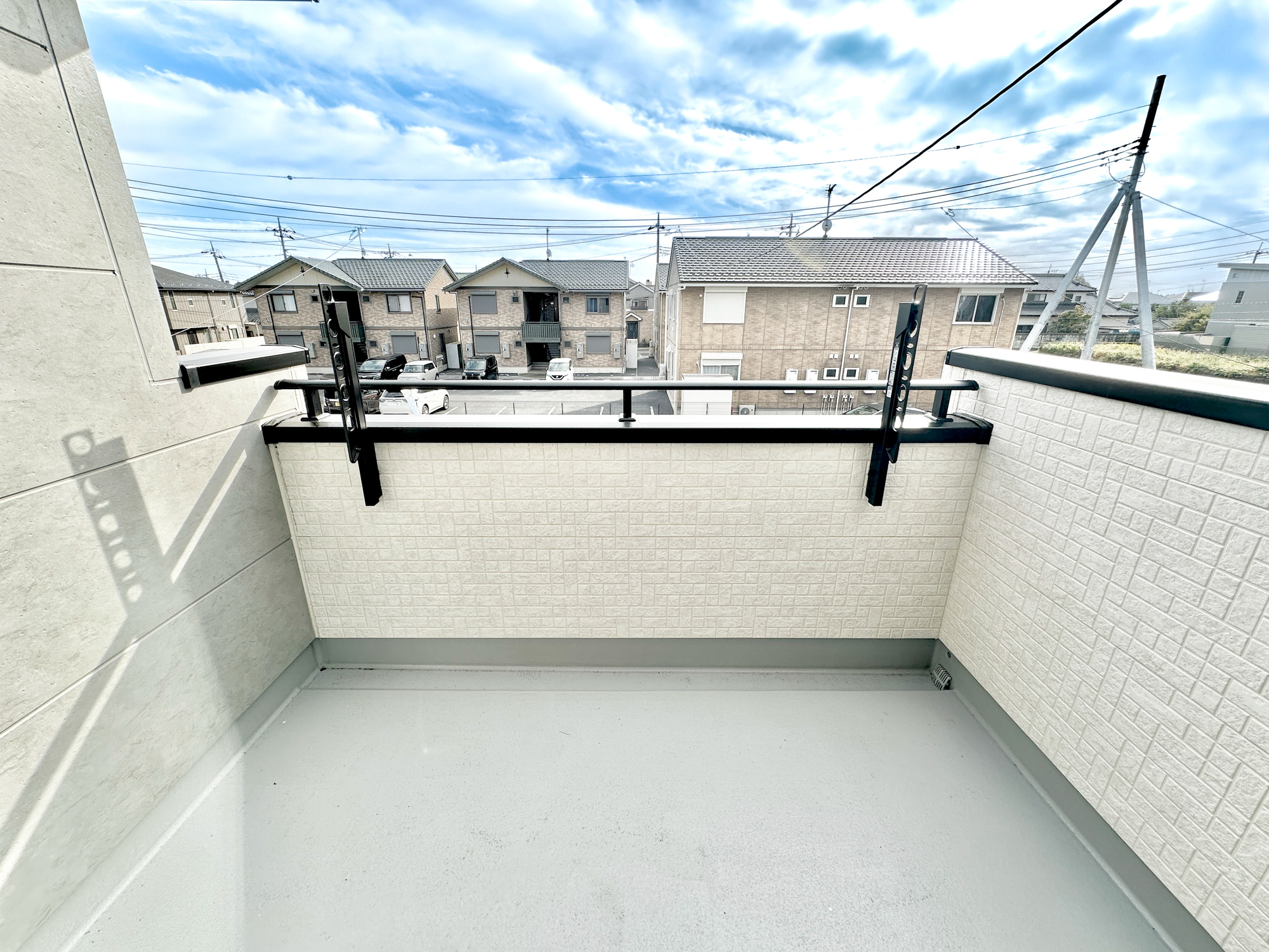 宇都宮市江曽島町1268　新築住宅全６棟のバルコニー|南向きで陽当りの良いバルコニーは、物干しセットを追加すれば、一度にたくさんのお洗濯物が干せるのが魅力！バルコニーは洗濯物を干すだけの場所じゃなく、家族のゆとりのある時間を演出するプライベート空間。
