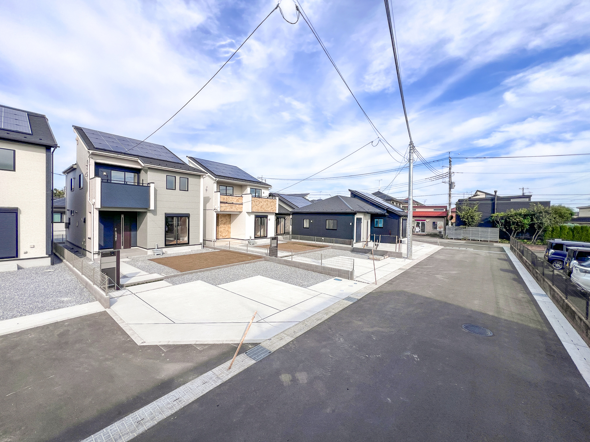 宇都宮市江曽島町1268　新築住宅全６棟の前面道路含む現地写真|閑静な住宅地で子育て家族にピッタリ。毎日のお散歩も快適な緑に恵まれたエリアで、自然に包まれた穏やかな暮らしを実現するための、ゆとりある住環境が整っています。

