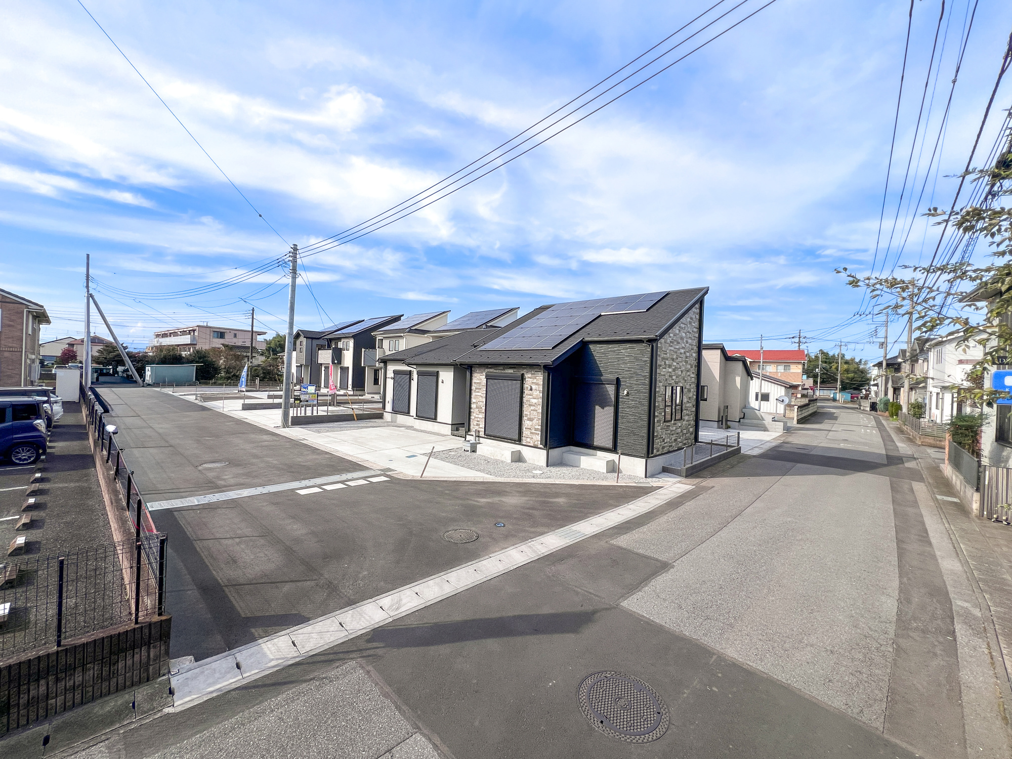宇都宮市江曽島町1268　新築住宅全６棟の前面道路含む現地写真|低層の一戸建てを中心とした街並みが整然と続き、周辺は高い建物が建っていないので、採光や開放性に恵まれ、空が広く緑の多い閑静な趣を感じる環境です。