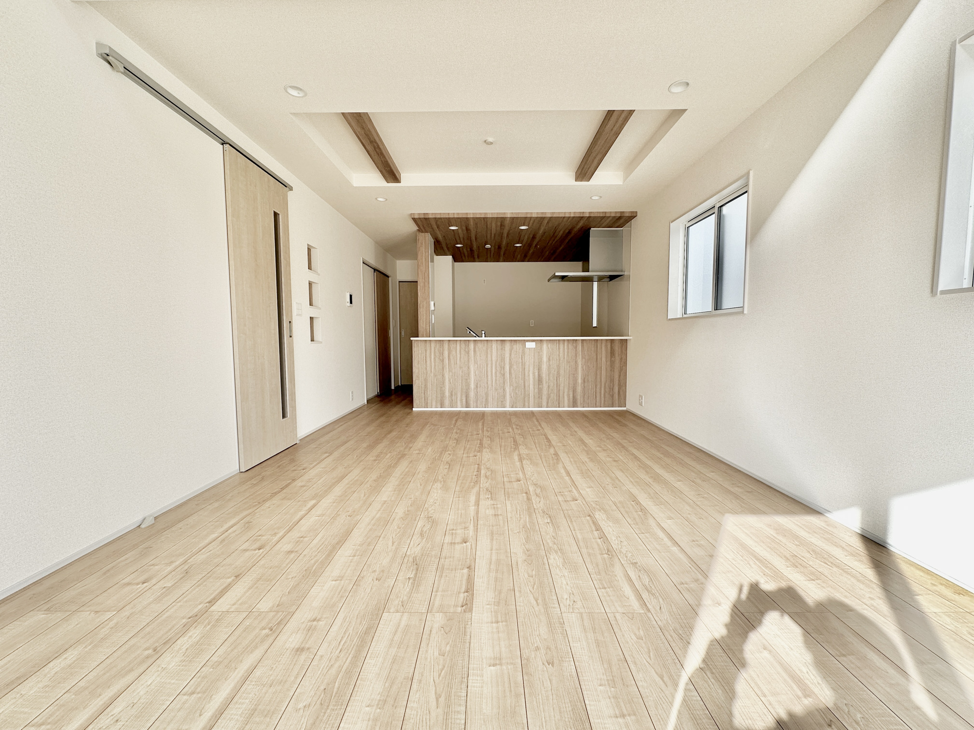 宇都宮市江曽島町1268　新築住宅全６棟の居間・リビング|南向きに大きく開いた窓からは、明るい陽射しが射し込みます。
爽やかな風が吹き抜ける心地良いリビングには、自然と家族が集まります。