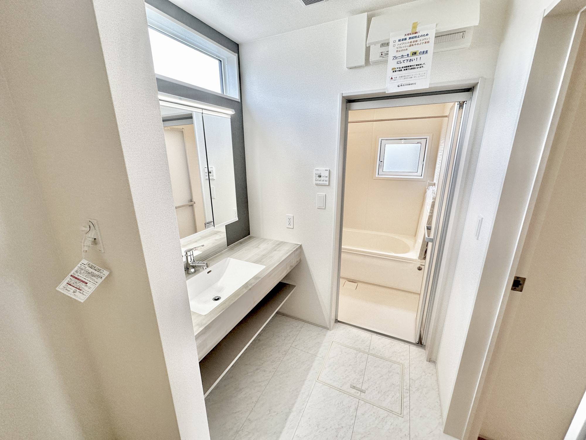 宇都宮市江曽島町1268　新築住宅全６棟の脱衣所|広く、明るい洗面スペースで朝の身支度も快適に♪３面鏡で髪のセットやお化粧もストレスなくこなせ、鏡の裏にはたっぷりと収納スペースを標準装備！