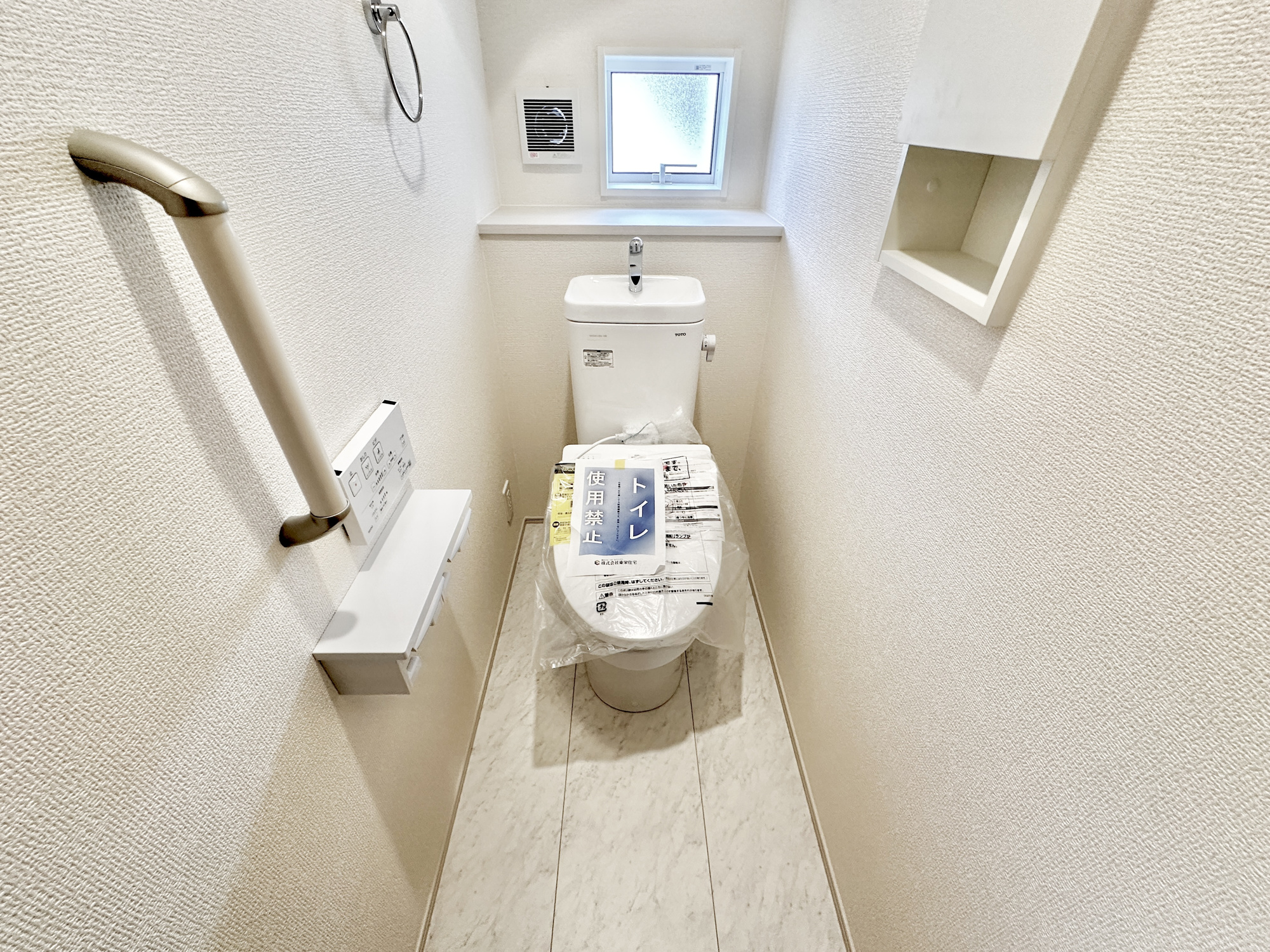 宇都宮市江曽島町1268　新築住宅全６棟のトイレ|節水型でエコなトイレには、今では当たり前の洗浄付き。便座を温める機能もついていて、居心地良くてトイレから出られなくなるかも！換気用に換気扇はもちろん、窓も着いているので常に快適ですね♪