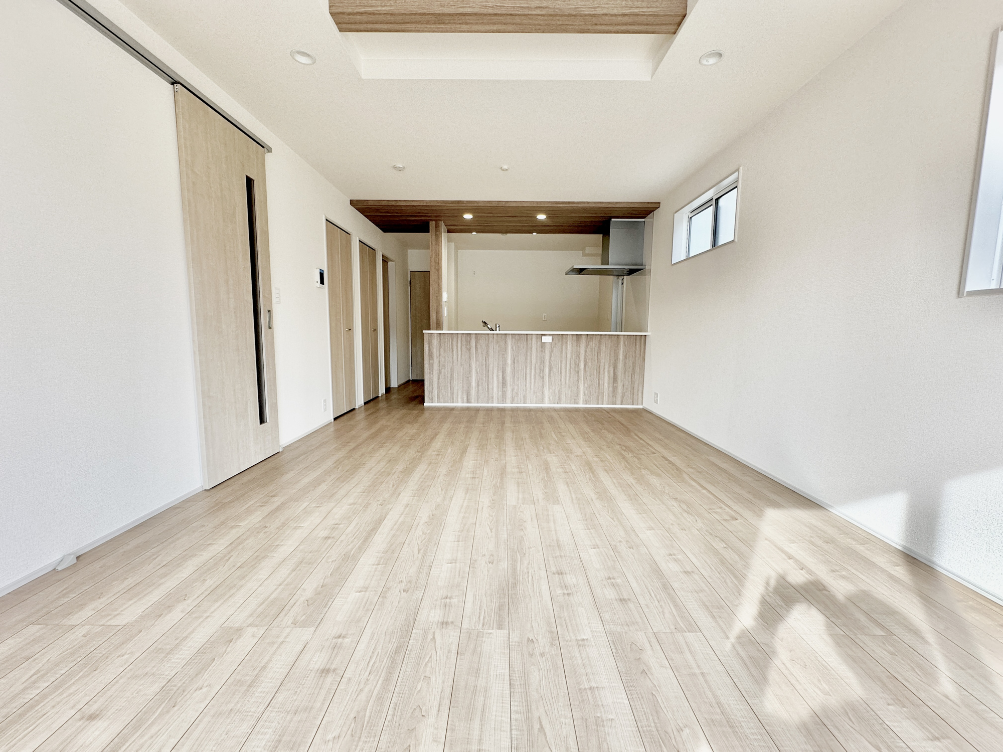 宇都宮市江曽島町1268　新築住宅全６棟の居間・リビング|南向きに大きく開いた窓からは、明るい陽射しが射し込みます。
爽やかな風が吹き抜ける心地良いリビングには、自然と家族が集まります。
