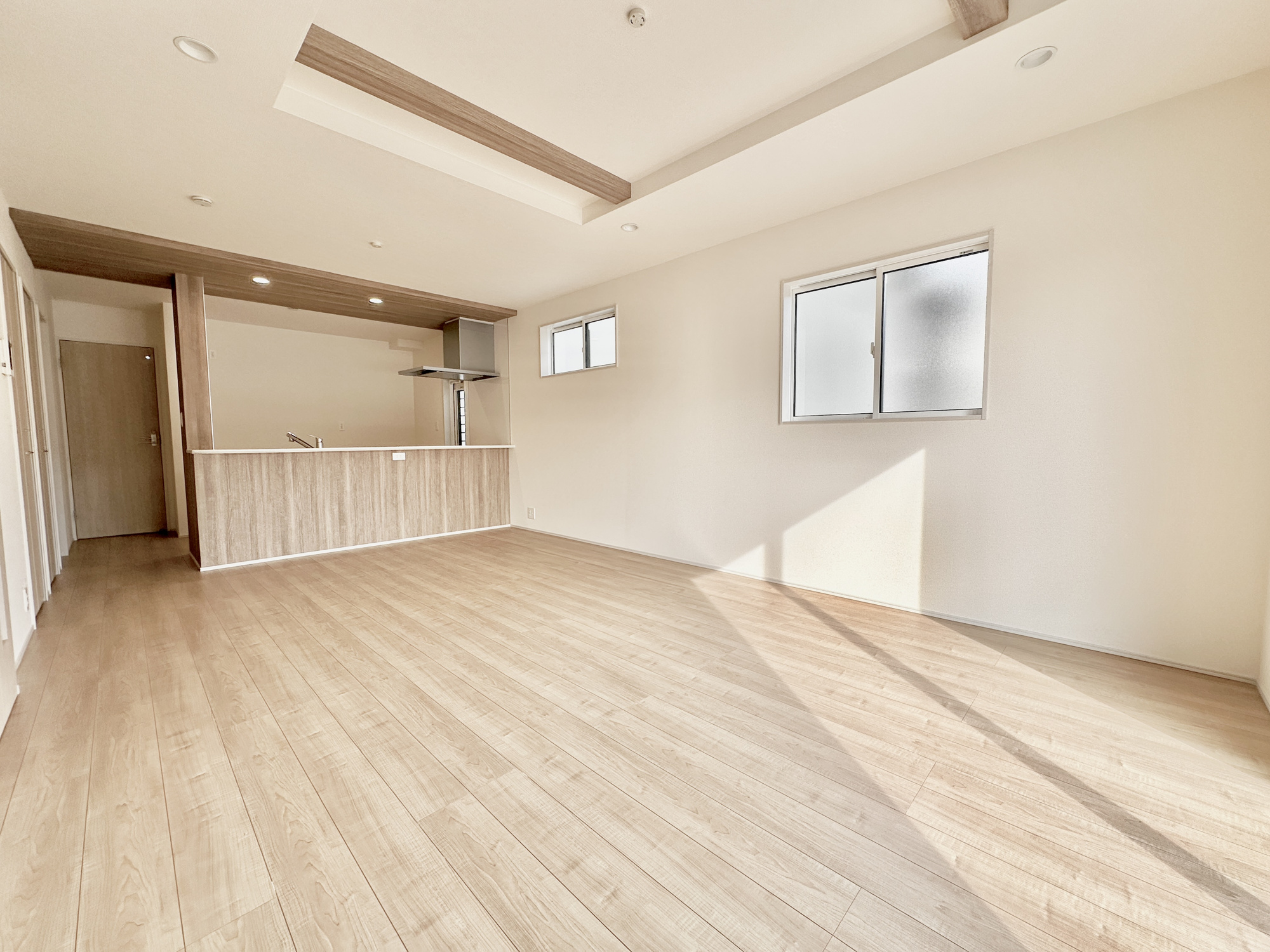 宇都宮市江曽島町1268　新築住宅全６棟の居間・リビング|室内にいても、たっぷりの陽光と爽やかな風を感じて頂ける、開放感あふれるリビングです。
ご家族と穏やかに過ごす、心地の良い時間が流れます。