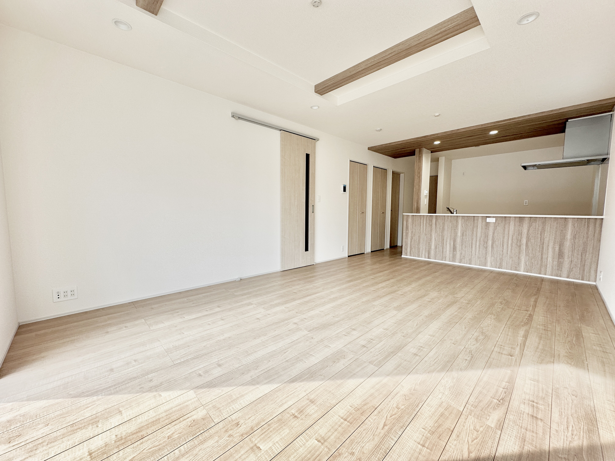 宇都宮市江曽島町1268　新築住宅全６棟の居間・リビング|オープンな空間を生み出す、こだわりの広がりとゆとり。家族と過ごす時間を大切にしたい方にぴったりの明るくゆとりある住空間です。南側の窓からの日差しがリビングの隅々までしっかりと届きます！ 