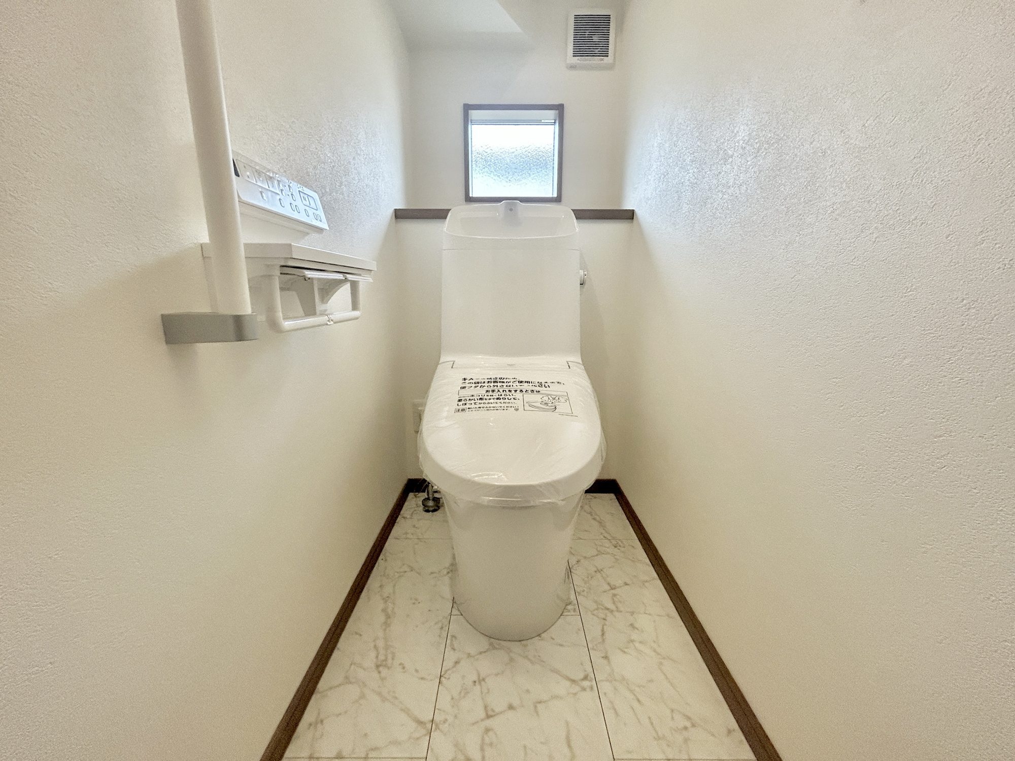 前橋市小相木町第10期　新築住宅全1棟のトイレ|節水性能の高いトイレはもちろんウォシュレット付き♪便器のフチがないタイプなので、お掃除もサッとひと拭きでOK！