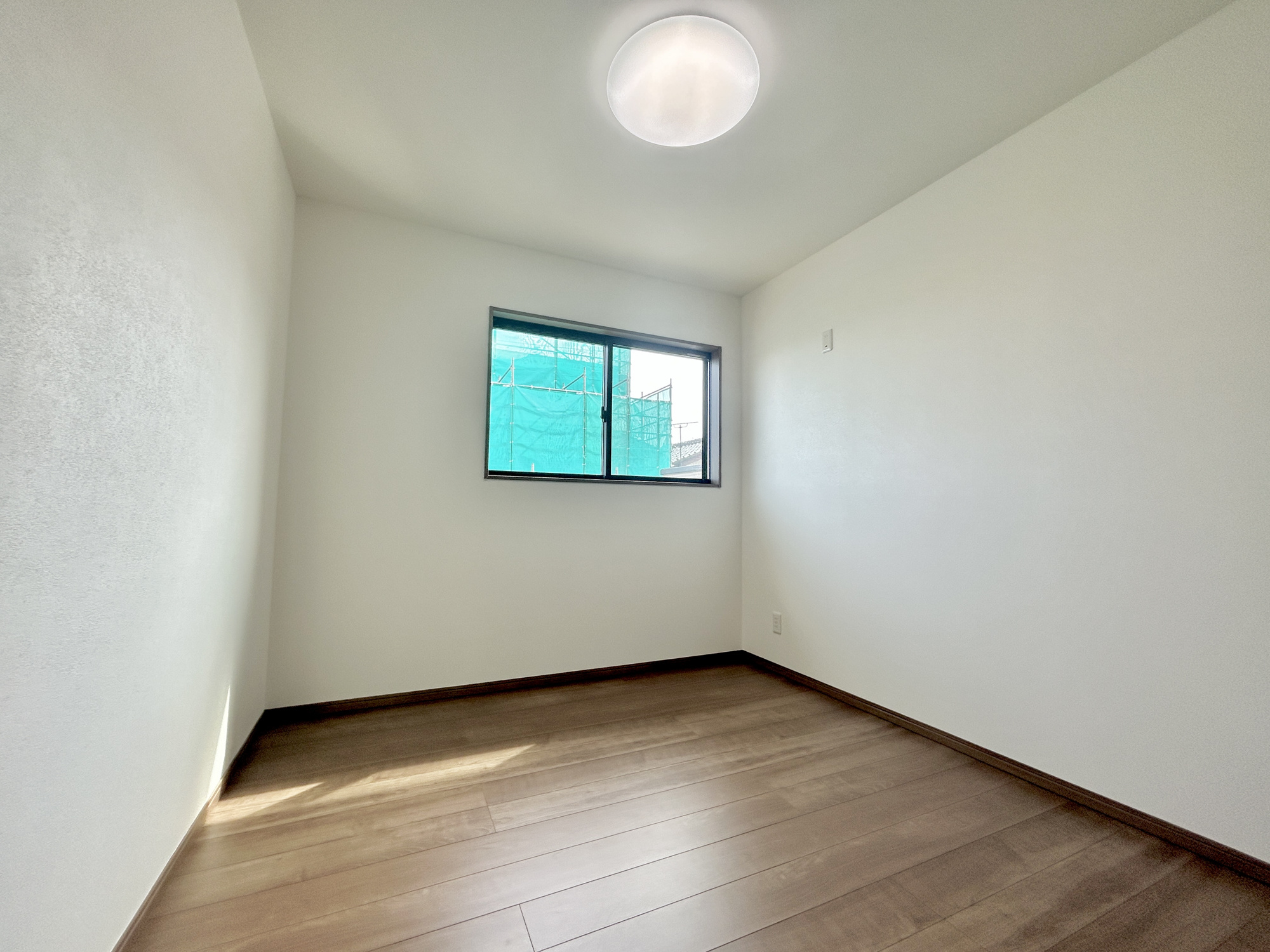 前橋市小相木町第10期　新築住宅全1棟の子供部屋|通風・採光にも優れ、心地よい光と風があふれています。 贅沢といえるほどの豊かな居住性と、プライドを満たすクオリティが見事に調和した住空間。