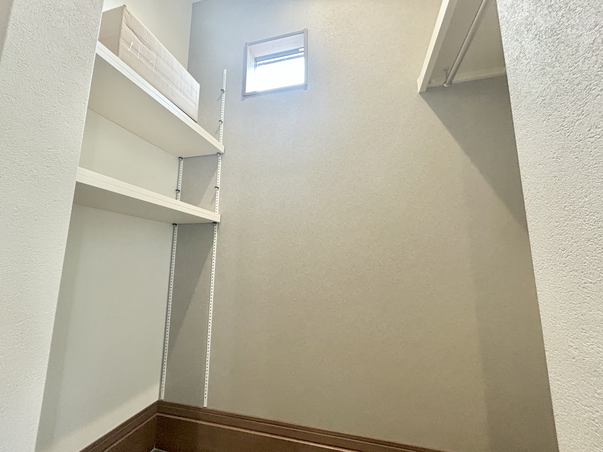 前橋市小相木町第10期　新築住宅全1棟の内装|靴の収納はもちろん、ベビーカーやゴルフバッグ、アウトドア用品に釣り道具など、家に上げたくない物は、ぜひここに！少しずつ増えてきた、憧れのシューズインクローゼット付き♪冬場のコートクロークとしても！
