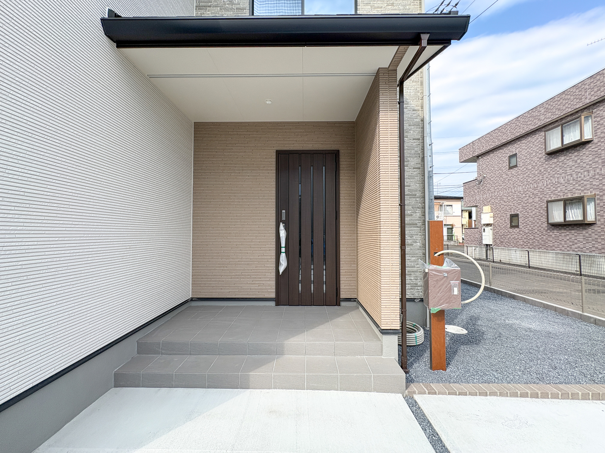 前橋市小相木町第10期　新築住宅全1棟の玄関|居住者の帰り、訪れる方を優しく迎える・安らぎに満ちた生活空間を予感させる。健やかな暮らしを楽しめそう♪