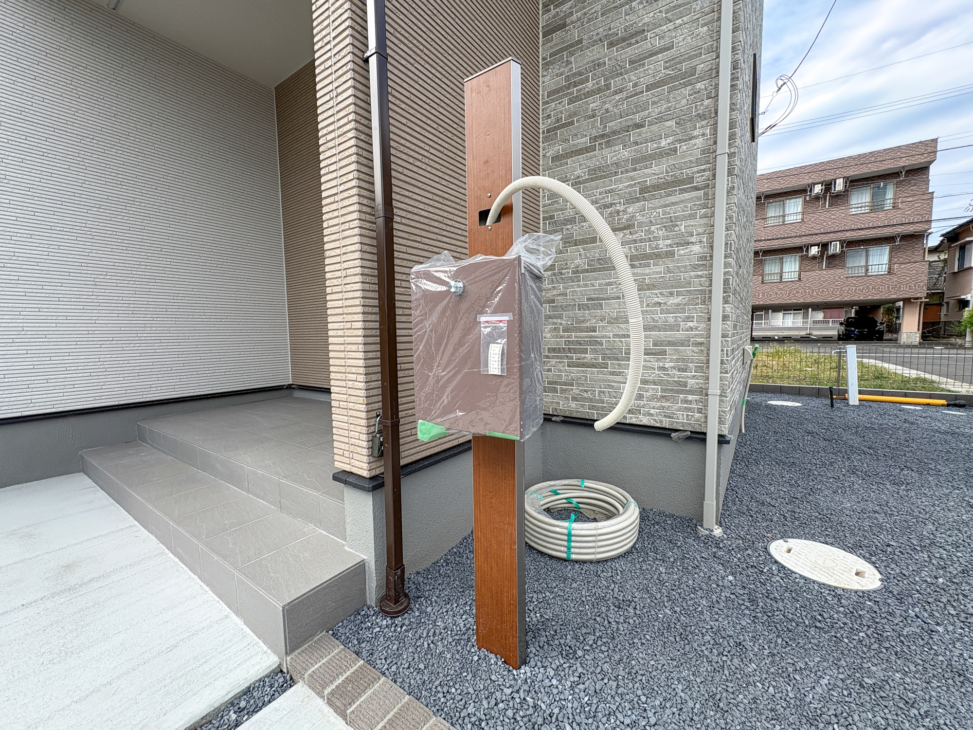 前橋市小相木町第10期　新築住宅全1棟の設備|おしゃれな機能ポールにはポスト、インターフォン、表札設置可能です♪