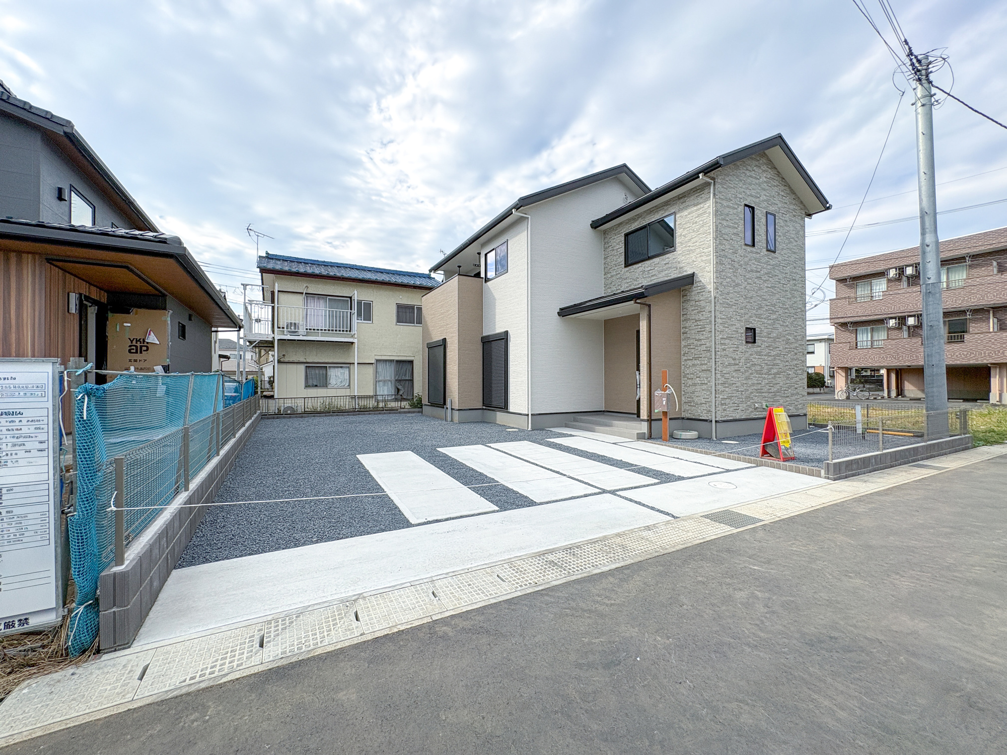 前橋市小相木町第10期　新築住宅全1棟の駐車場|充分な駐車スペースはアレンジが出来る程のスペースがあります。お庭として利用も良しです♪